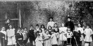 “ΔΙΑΤΕΛΩ ΚΑΤΑΣΠΑΖΟΜΕΝΗ ΤΗΝ ΔΕΞΙΑΝ ΣΑΣ” Από την Αικατερίνη Λασκαρίδου στο Νηπιαγωγείο του 21ου αιώνα: ο αταλάντευτος προσανατολισμός προς τον εθνικοθρησκευτικό φρονηματισμό και η ενσωμάτωσή του στο μεταμοντέρνο αφήγημα
