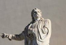 Όλα τα σκιάζει η φοβέρα για να τα πλακώσει η σκλαβιά…