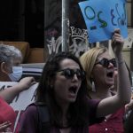 Σχόλιο της Δευτέρας: Ποιοι Φοβούνται τις δασκάλες; Φωτογραφία του Μιχάλη Μιλτσακάκη (M.M.) από συγκέντρωση σωματείων για την ανάκληση της δυνητικής αργίας της Χ.Χοτζόγλου. Διοικητικό Εφετείο Πειραιά 09/05/2025