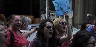 Φωτογραφία του Μιχάλη Μιλτσακάκη (M.M.) από συγκέντρωση σωματείων για την ανάκληση της δυνητικής αργίας της Χ.Χοτζόγλου. Διοικητικό Εφετείο Πειραιά 09/05/2025